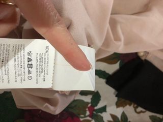 Blusa rosa con cuello negro