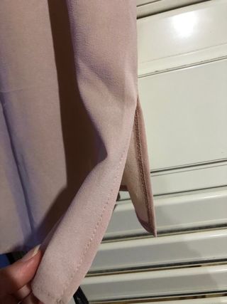 Blusa rosa con cuello negro