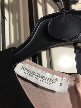 Blusa rosa con cuello negro