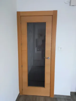 Puerta madera maciza con cristal