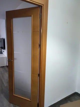 Puerta madera maciza con cristal
