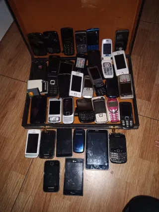 Lote di vecchi cellulari LG, Nokia, Samsung