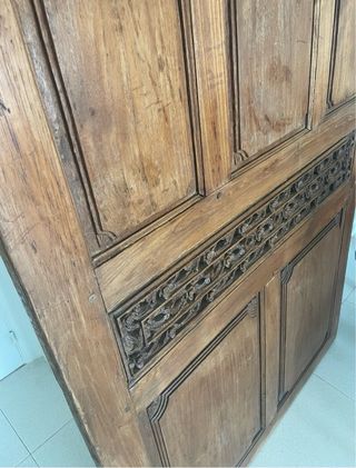 Puerta árabe antigua de madera tallada