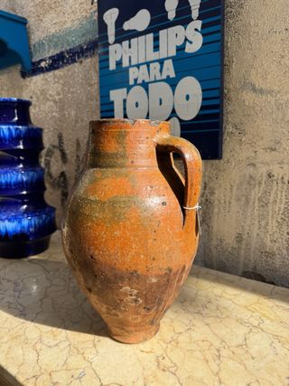 Jarra de vino de cerámica antigua vidriada