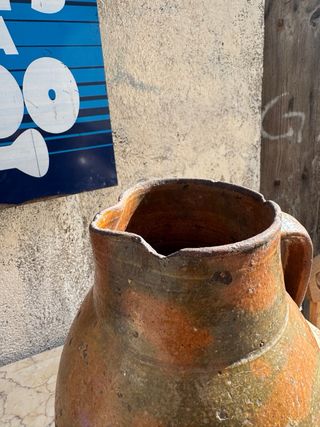 Jarra de vino de cerámica antigua vidriada