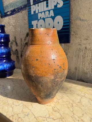 Jarra de vino de cerámica antigua vidriada