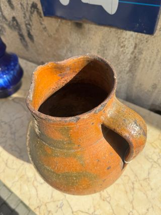 Jarra de vino de cerámica antigua vidriada