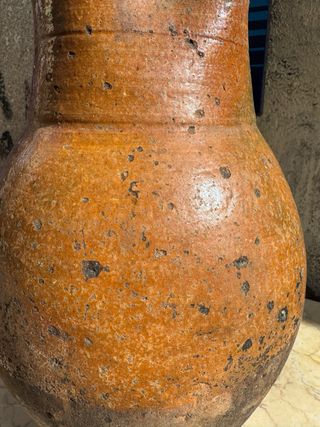 Jarra de vino de cerámica antigua vidriada