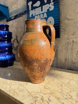 Jarra de vino de cerámica antigua vidriada