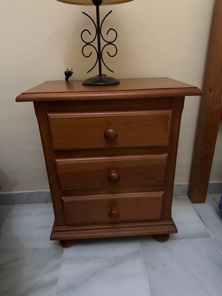 Mesita de noche de madera