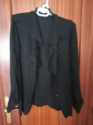 Blusa negra mujer con volantes. Talla L