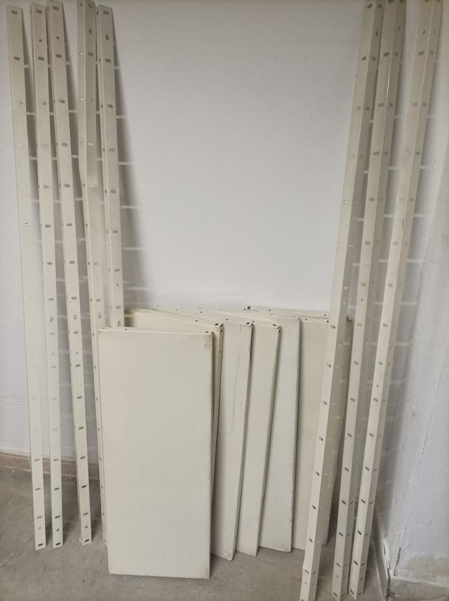 Estantería metálica desmontada