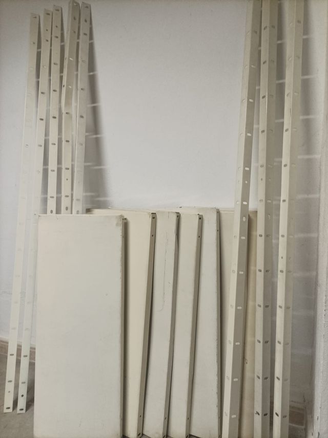 Estantería metálica desmontada