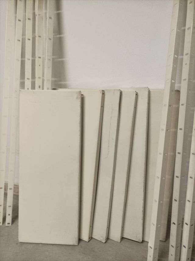 Estantería metálica desmontada