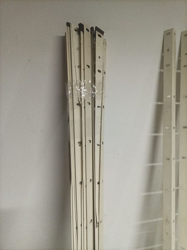 Estantería metálica desmontada