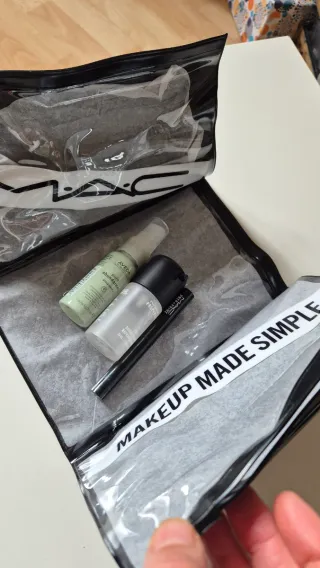 Estuche MAC con productos de belleza