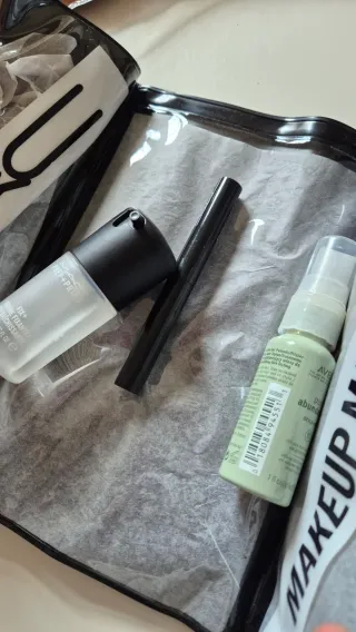 Estuche MAC con productos de belleza