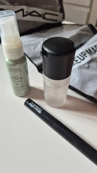 Estuche MAC con productos de belleza
