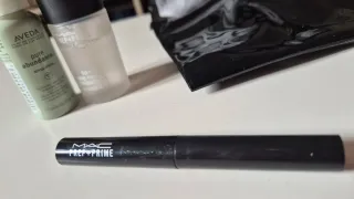 Estuche MAC con productos de belleza