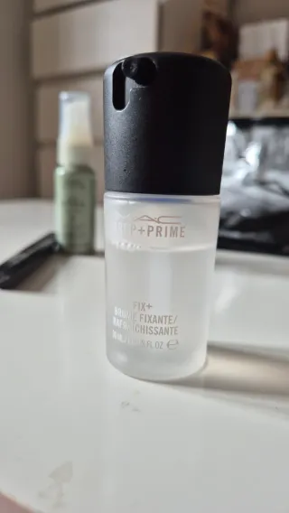 Estuche MAC con productos de belleza