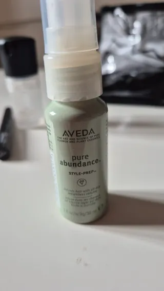 Estuche MAC con productos de belleza