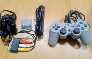 PlayStation 1 Sony Beige con mando y cables