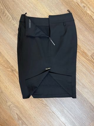 Falda tubo negra con detalle hebilla