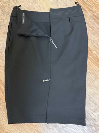 Falda tubo negra con detalle hebilla