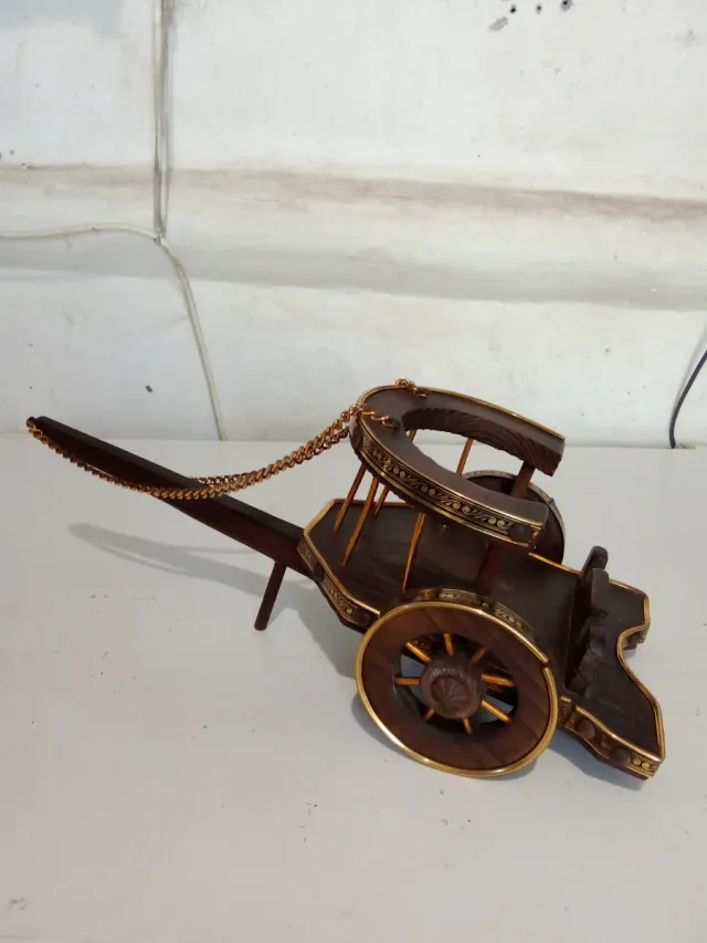 Carrello portabottiglie in legno e metallo