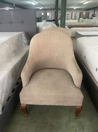 Butacas de tela y madera color beige