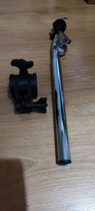 Mástil y abrazadera para batería