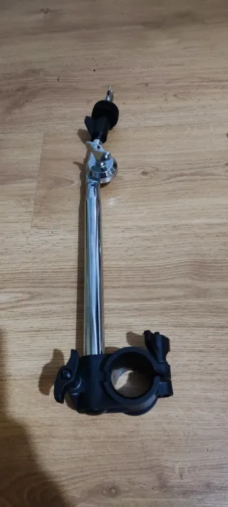 Mástil y abrazadera para batería