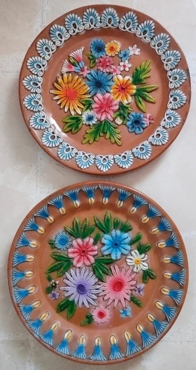 Platos de barro pintados a mano