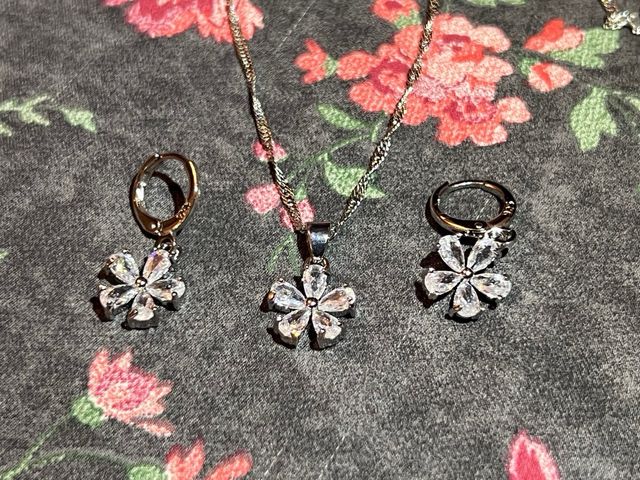 Conjunto Collar y Pendientes Flor Circonita