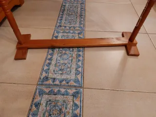 Bordador de pie de madera maciza