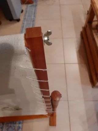 Bordador de pie de madera maciza