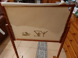 Bordador de pie de madera maciza