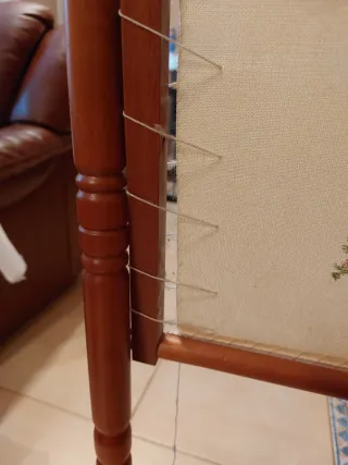 Bordador de pie de madera maciza