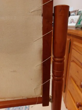 Bordador de pie de madera maciza