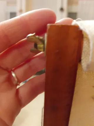 Bordador de pie de madera maciza