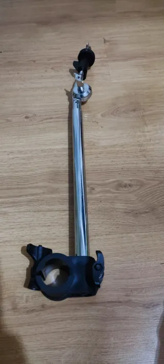 Abrazadera y mástil para batería