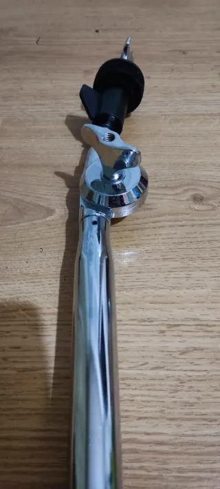 Abrazadera y mástil para batería