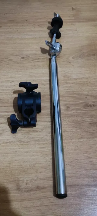 Abrazadera y mástil para batería