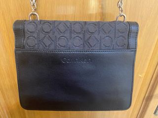 Bolso Calvin Klein Negro con Cadena y Logo dorado