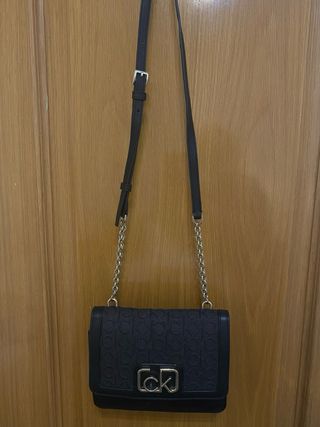 Bolso Calvin Klein Negro con Cadena y Logo dorado