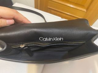 Bolso Calvin Klein Negro con Cadena y Logo dorado