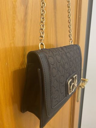 Bolso Calvin Klein Negro con Cadena y Logo dorado