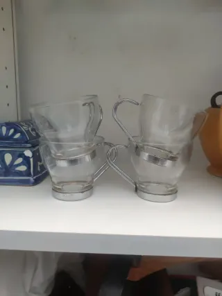Tazas de cristal con asas de metal