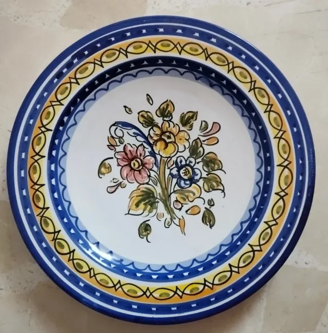Plato de cerámica decorado