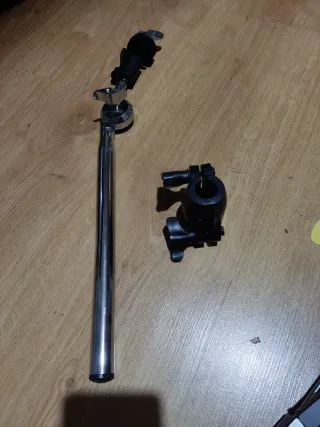 Brazo y abrazadera para plato